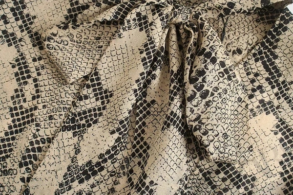 Moodne loomamustri ja lipsudega naiste särk