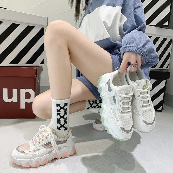 Γυναικεία casual αθλητικά παπούτσια με χρωματιστή σόλα