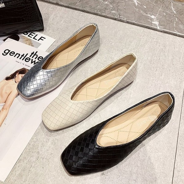 Lapos talpú női lakkcipő