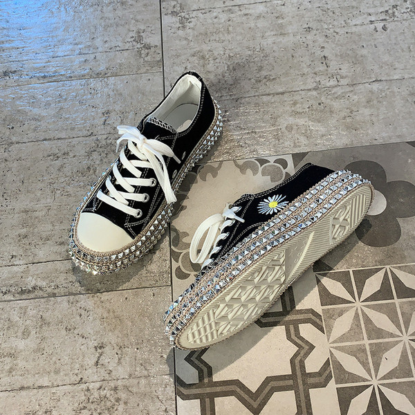 Γυναικεία αθλητικά παπούτσιαμε τρουξ  και επίπεδη σόλα