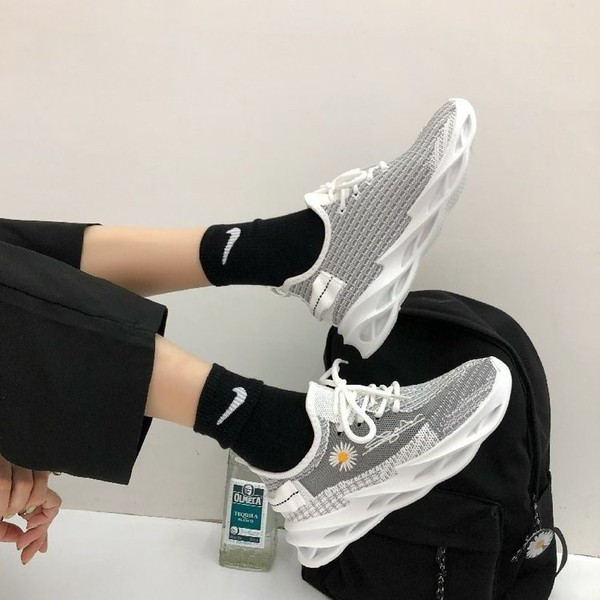 Casual γυναικεία αθλητικά παπούτσια με χρωματιστά κεντήματα