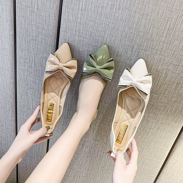 Női bőrcipő hegyes modell szalaggal