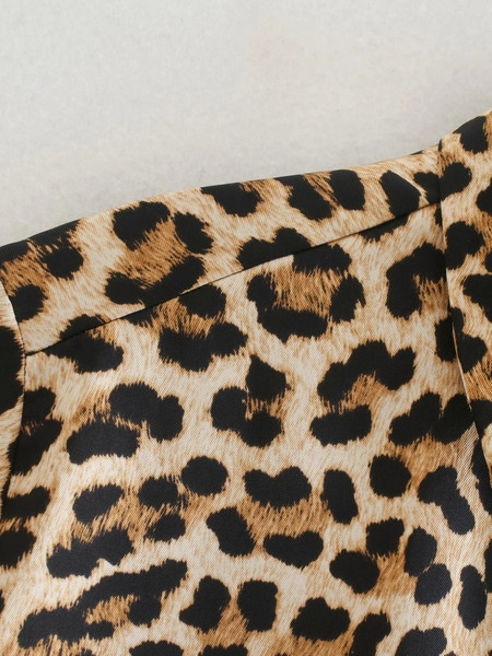 Modern hosszú női ing klasszikus gallérral, állatmintával