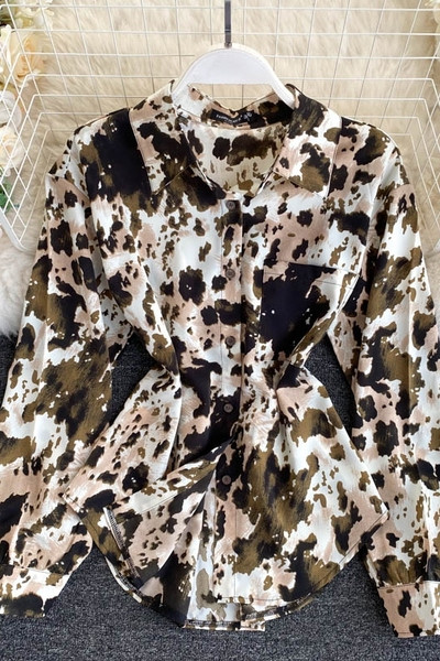 Γυναικείο πουκάμισο καμουφλάζ με κλασικό γιακά και κουμπιά