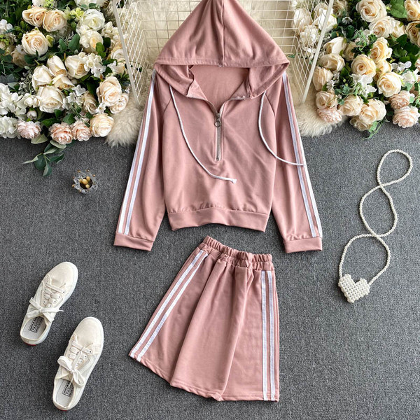 Naiste igapäevane komplekt, mis sisaldab dressipluusi ja seelikut