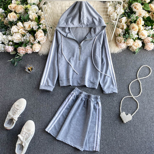 Naiste igapäevane komplekt, mis sisaldab dressipluusi ja seelikut