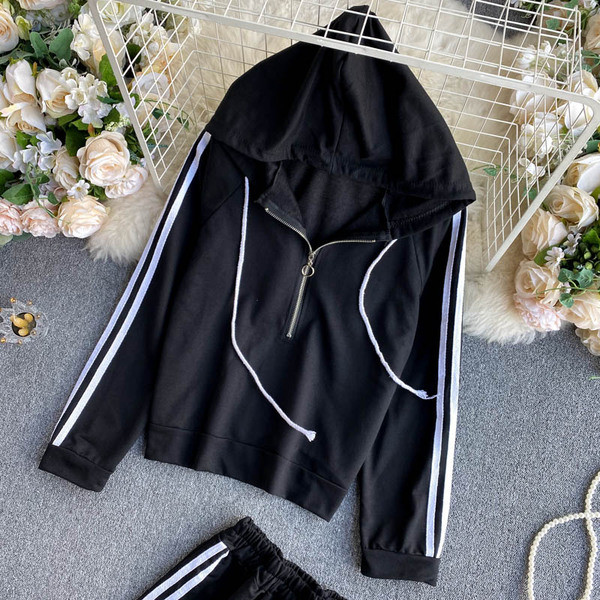 Naiste igapäevane komplekt, mis sisaldab dressipluusi ja seelikut