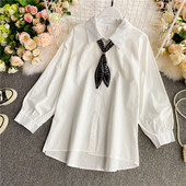 Stílusos női ing klasszikus gallérral és fehér és bézs színű szalaggal