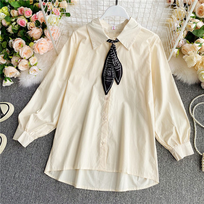 Stílusos női ing klasszikus gallérral és fehér és bézs színű szalaggal