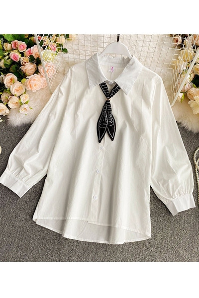 Stílusos női ing klasszikus gallérral és fehér és bézs színű szalaggal