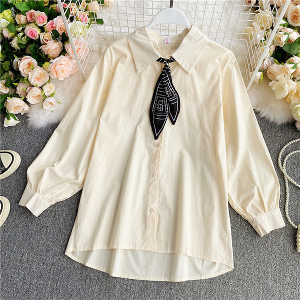 Stílusos női ing klasszikus gallérral és fehér és bézs színű szalaggal