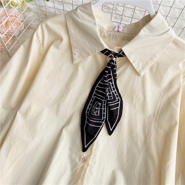 Stílusos női ing klasszikus gallérral és fehér és bézs színű szalaggal