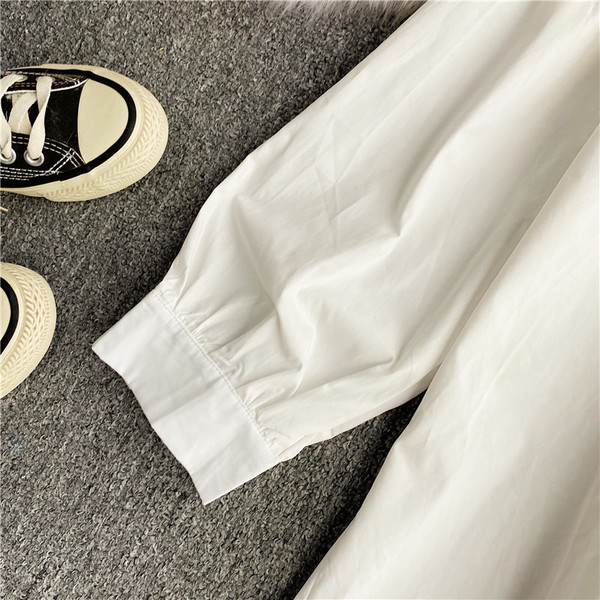 Stílusos női ing klasszikus gallérral és fehér és bézs színű szalaggal