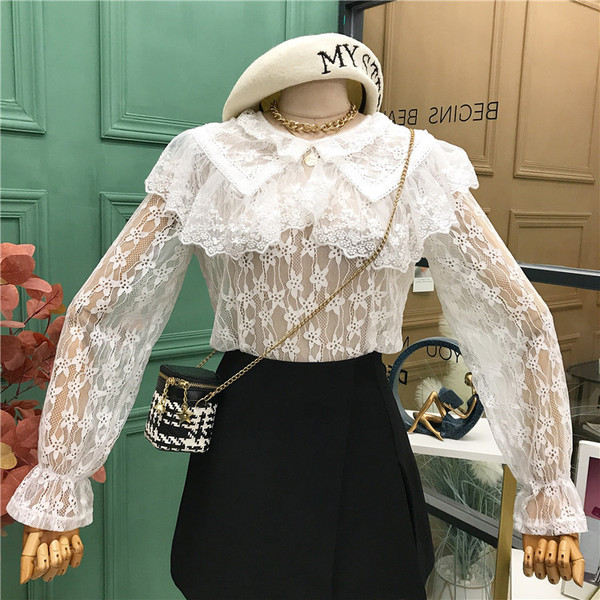 Valge naiste pitssärk pikkade varrukate ja ovaalse kaelusega