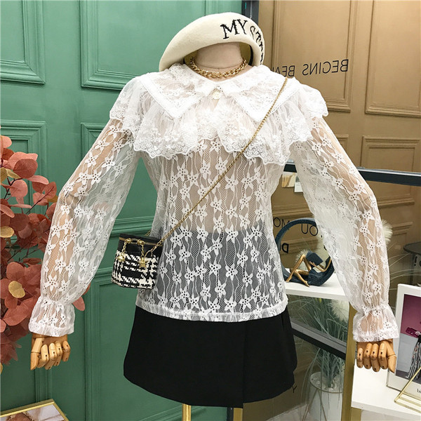 Valge naiste pitssärk pikkade varrukate ja ovaalse kaelusega