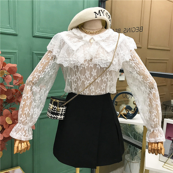 Valge naiste pitssärk pikkade varrukate ja ovaalse kaelusega