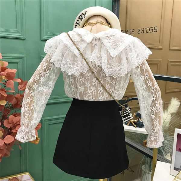 Valge naiste pitssärk pikkade varrukate ja ovaalse kaelusega