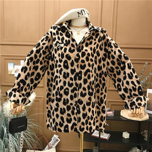 Φαρδύ γυναικείο πουκάμισο με μακριά μανίκια και μοτίβο λεοπάρ