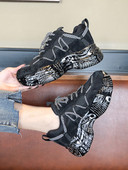 Praegused naiste tekstiilist tossud, mille tallale on kirjutatud