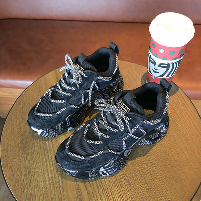 Praegused naiste tekstiilist tossud, mille tallale on kirjutatud