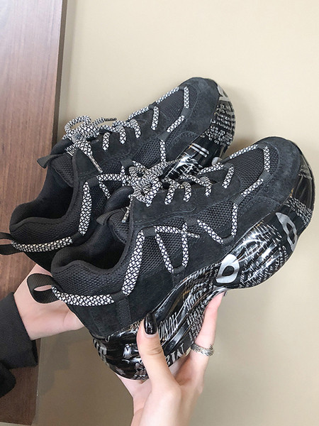 Praegused naiste tekstiilist tossud, mille tallale on kirjutatud