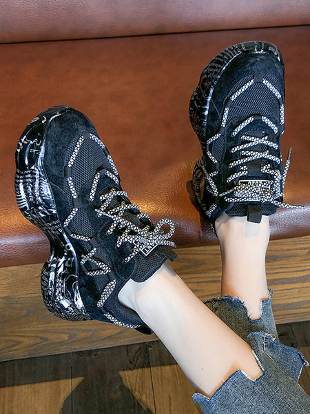 Praegused naiste tekstiilist tossud, mille tallale on kirjutatud