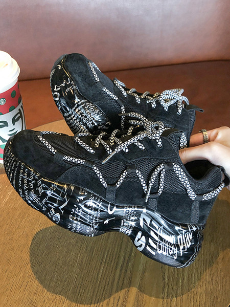 Praegused naiste tekstiilist tossud, mille tallale on kirjutatud