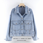 Modern női farmerdzseki zsebekkel, szakadt elemekkel