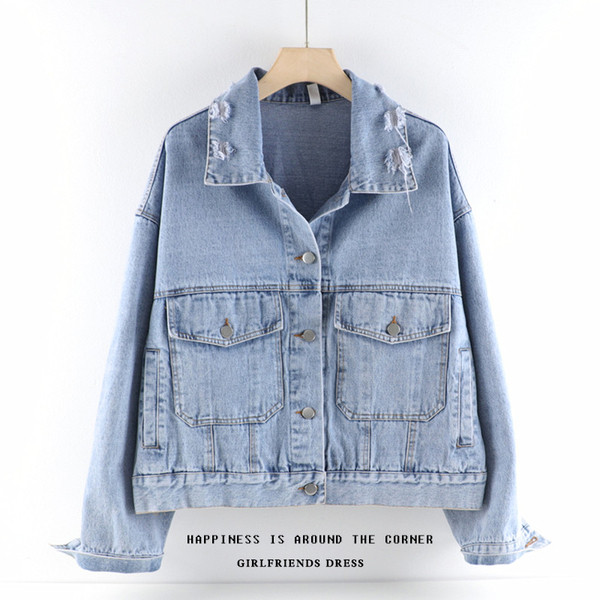 Modern női farmerdzseki zsebekkel, szakadt elemekkel