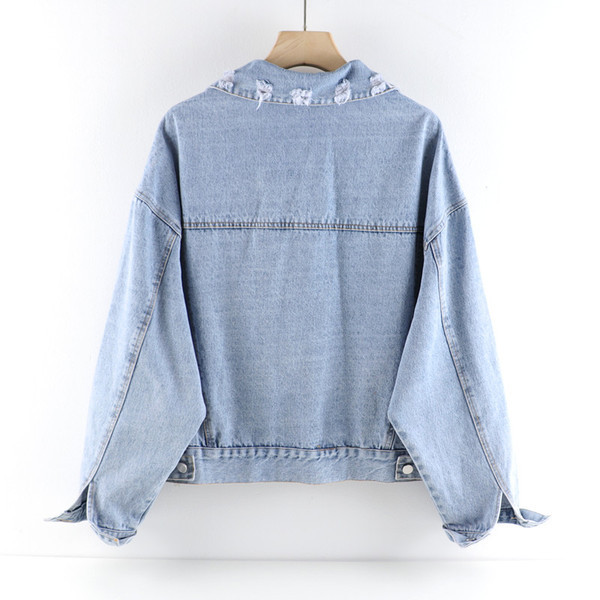 Modern női farmerdzseki zsebekkel, szakadt elemekkel