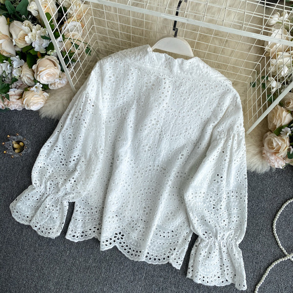 Μοντέρνο γυναικείο πουκάμισο σε δύο χρώματα με κεντήματα και κουμπιά