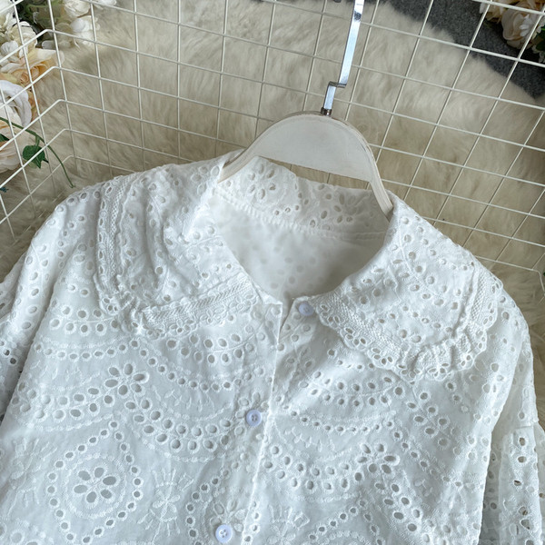 Μοντέρνο γυναικείο πουκάμισο σε δύο χρώματα με κεντήματα και κουμπιά