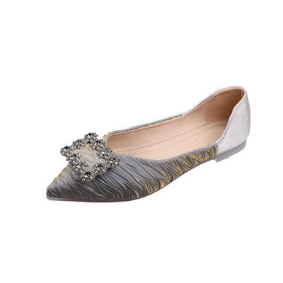 Γυναικεία παπούτσια με επίπεδη σόλα - μυτερό μοντέλο και αγκράφα