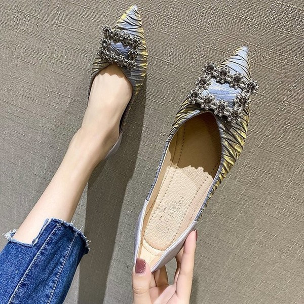 Γυναικεία παπούτσια με επίπεδη σόλα - μυτερό μοντέλο και αγκράφα