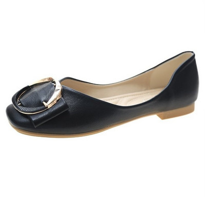 Γυναικεία έκο δερμάτινα παπούτσια με επίπεδη σόλα και μεταλλική αγκράφα