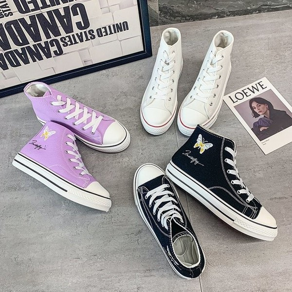 Σπορ αθλητικά παπούτσια με επίπεδη σόλα και χρωματιστό κέντημα