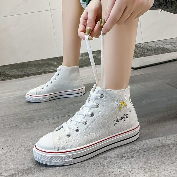 Σπορ αθλητικά παπούτσια με επίπεδη σόλα και χρωματιστό κέντημα