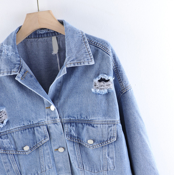 Μοντέρνο γυναικείο τζιν μπουφάν με σκισμένα μοτίβα σε μπλε χρώμα