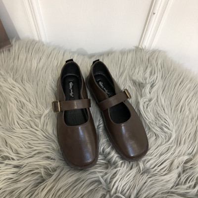 Alkalmi női cipő csattal és lapos talppal