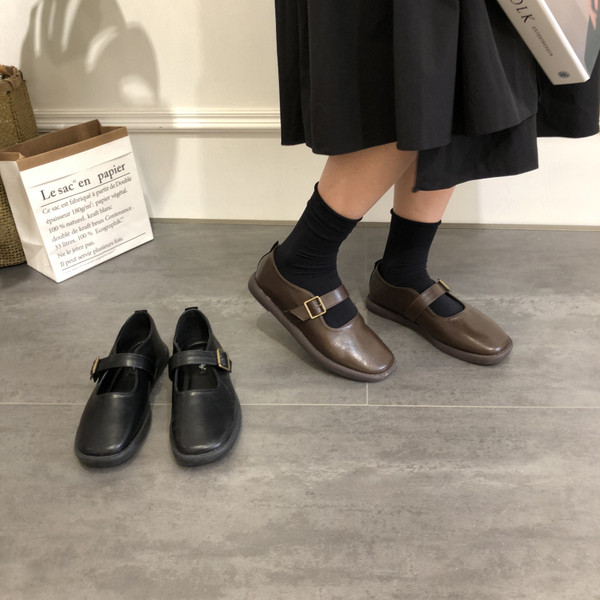 Alkalmi női cipő csattal és lapos talppal