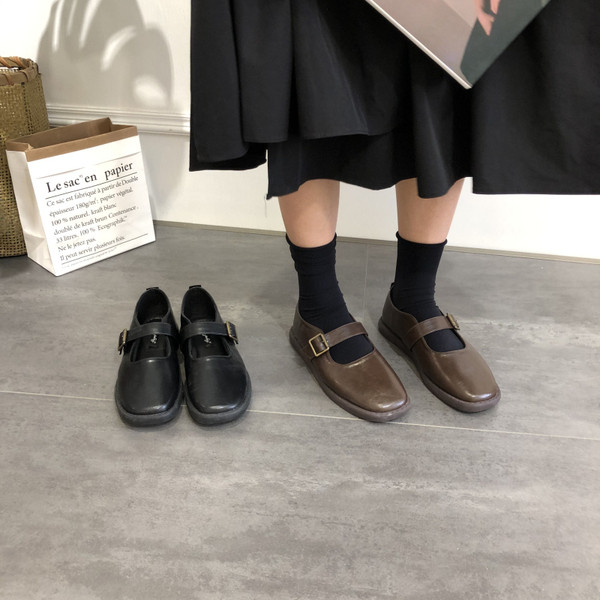 Alkalmi női cipő csattal és lapos talppal