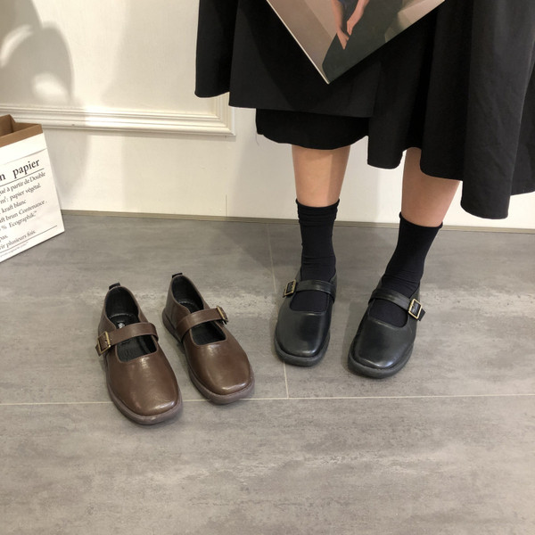 Alkalmi női cipő csattal és lapos talppal