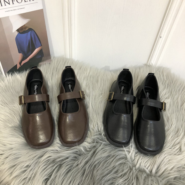 Alkalmi női cipő csattal és lapos talppal