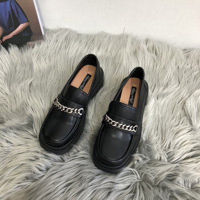 Alkalmi cipő fém díszítéssel