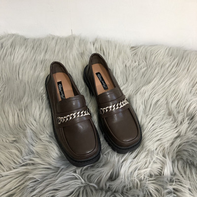 Alkalmi cipő fém díszítéssel