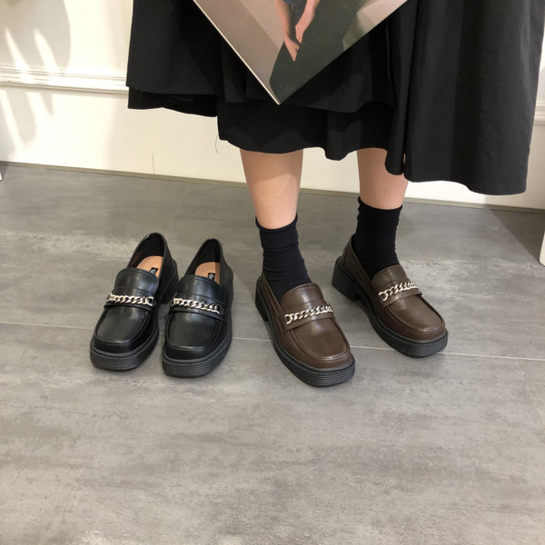 Alkalmi cipő fém díszítéssel