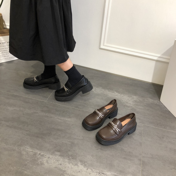 Alkalmi cipő fém díszítéssel