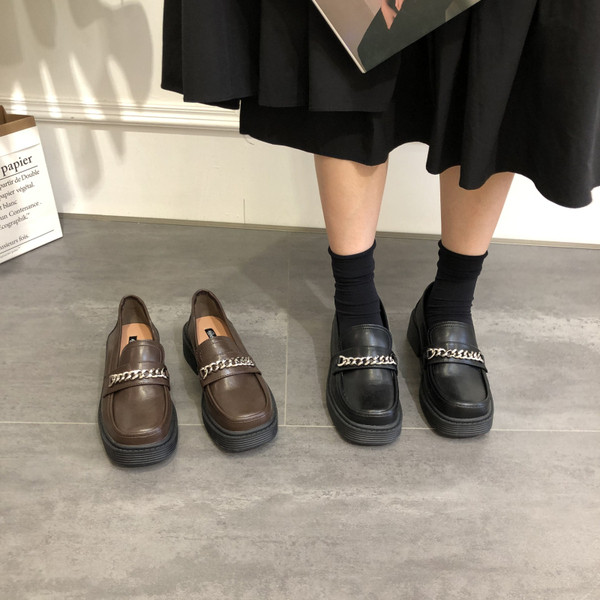 Alkalmi cipő fém díszítéssel