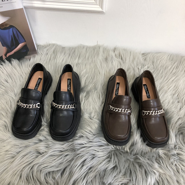 Alkalmi cipő fém díszítéssel