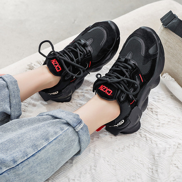 Női sportcipő hálós és durva talppal